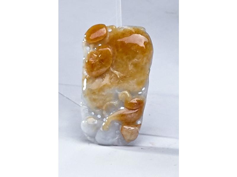 PENDENTIF en jadéïte sculptée. Chine, XXe...
