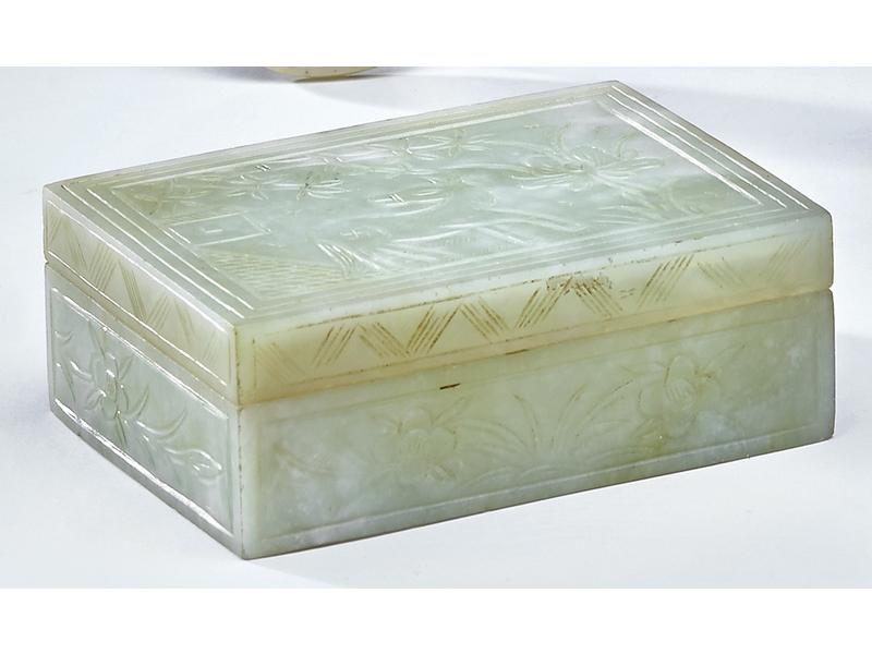 BOÎTE rectangulaire en serpentine, gravé...