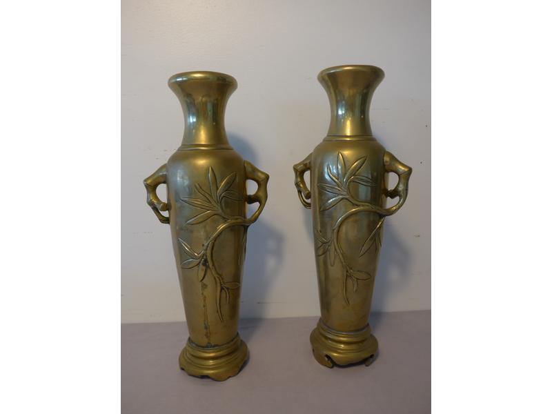 PAIRE DE VASES de forme fuseau à col, en...