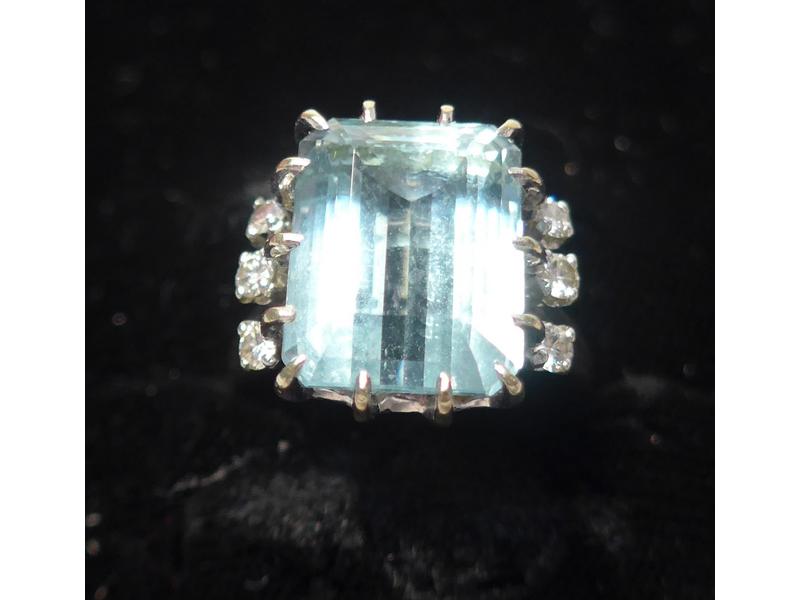 BAGUE en or blanc (750) ornée d'une aigue-marine...