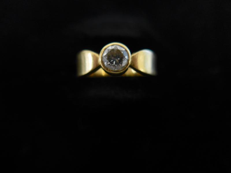 BAGUE en or jaune (750) sertie d'un diamant...