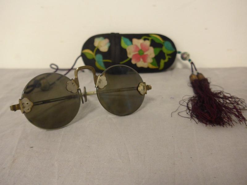PAIRE DE LUNETTES à verres ronds probablement...