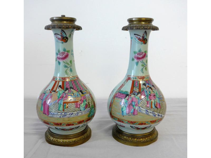 PAIRE DE VASES de forme balustre en porcelaine...