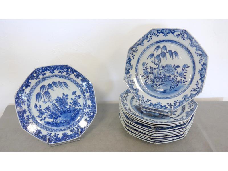 SUITE DE DOUZE ASSIETTES (+1) en porcelaine...