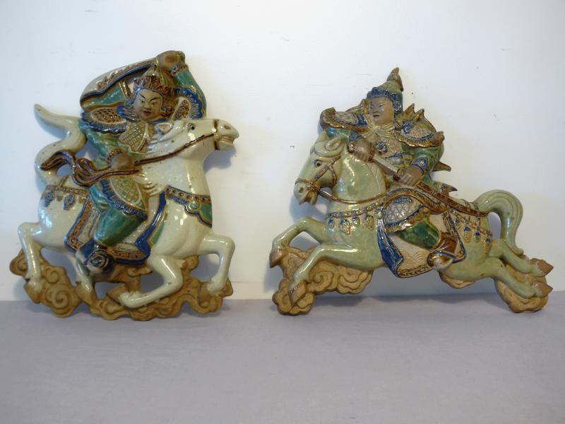 PAIRE DE BAS RELIEFS en terre cuite vernissée...