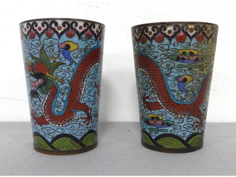 PAIRE DE GOBELETS en émaux cloisonnés à décor...