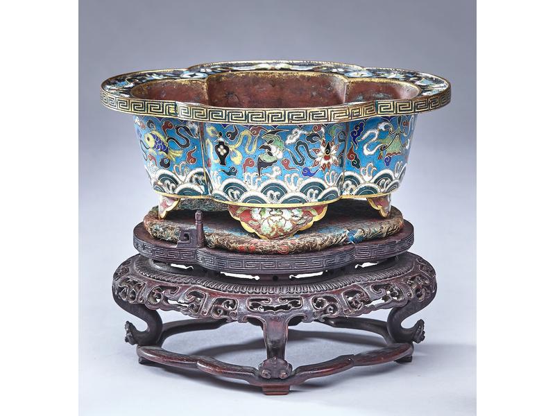 PETITE JARDINIERE polylobée en bronze à décor...