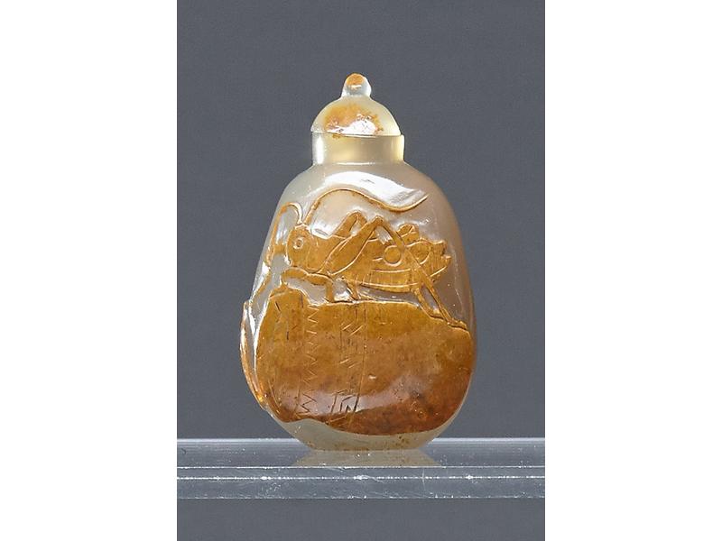 FLACON TABATIERE en agate à décor d'un criquet...