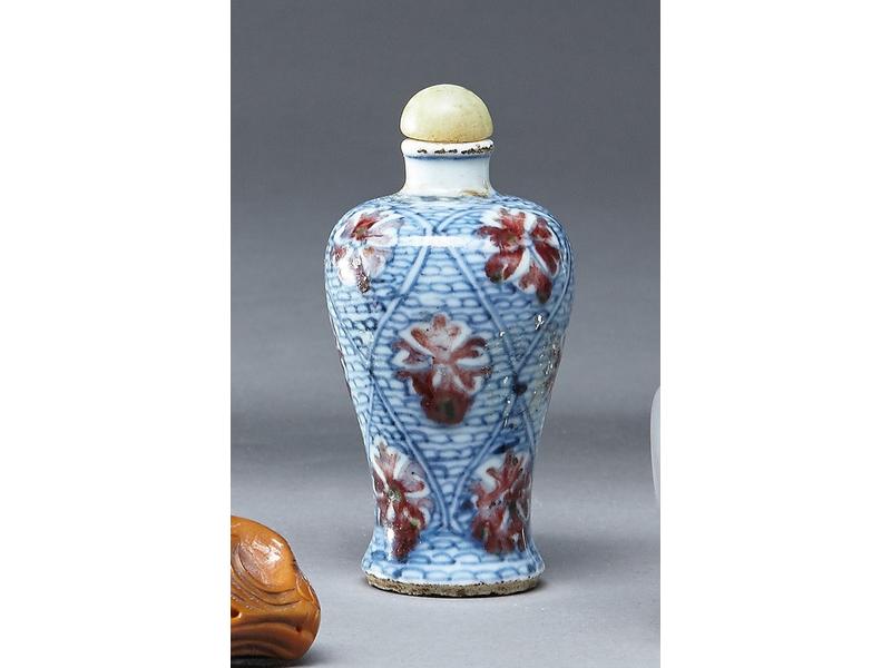 FLACON TABATIERE balustre en porcelaine polychrome...