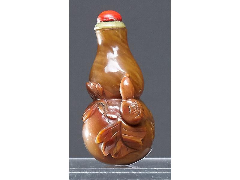 DEUX TABATIERES l'une en agate de forme coloquinte...