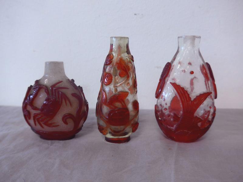 TROIS TABATIERES en verre overley sculptées...
