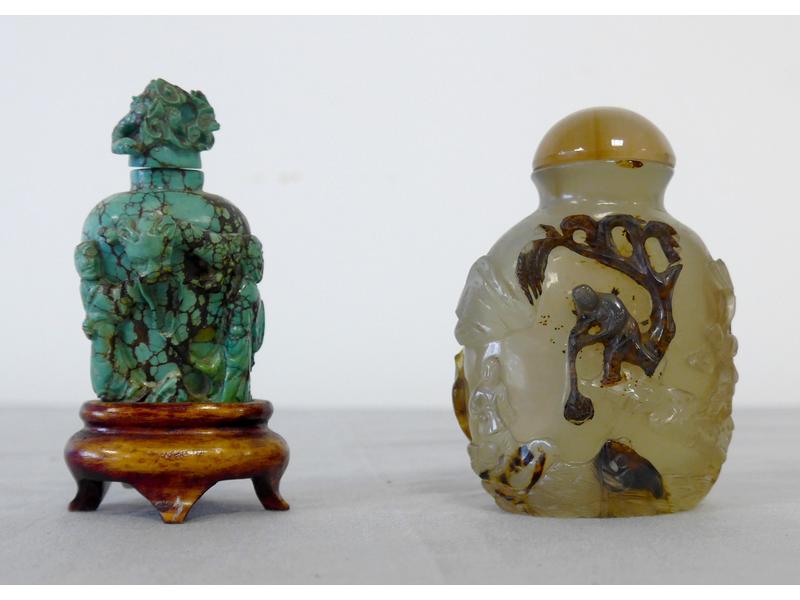 DEUX TABATIERES, l'une en agate sculptée...