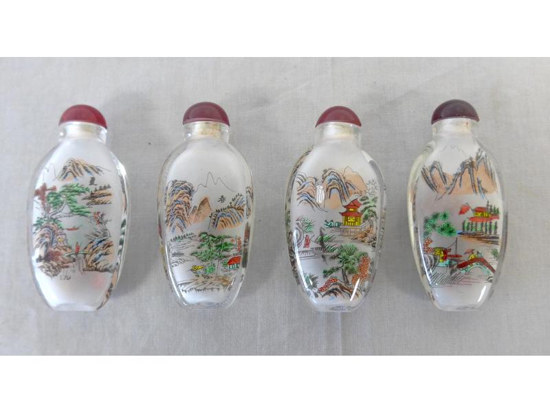 QUATRE TABATIERES en verre double couche...
