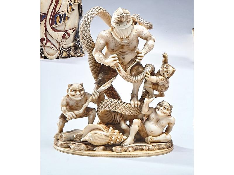 OKIMONO en ivoire sculpté représentant des...
