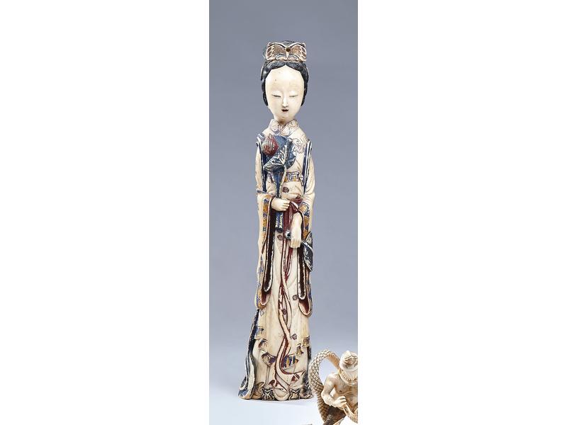 OKIMONO en ivoire sculpté rehaussé polychrome...