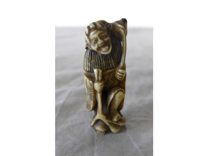 NETSUKE en ivoire sculpté représentant un...