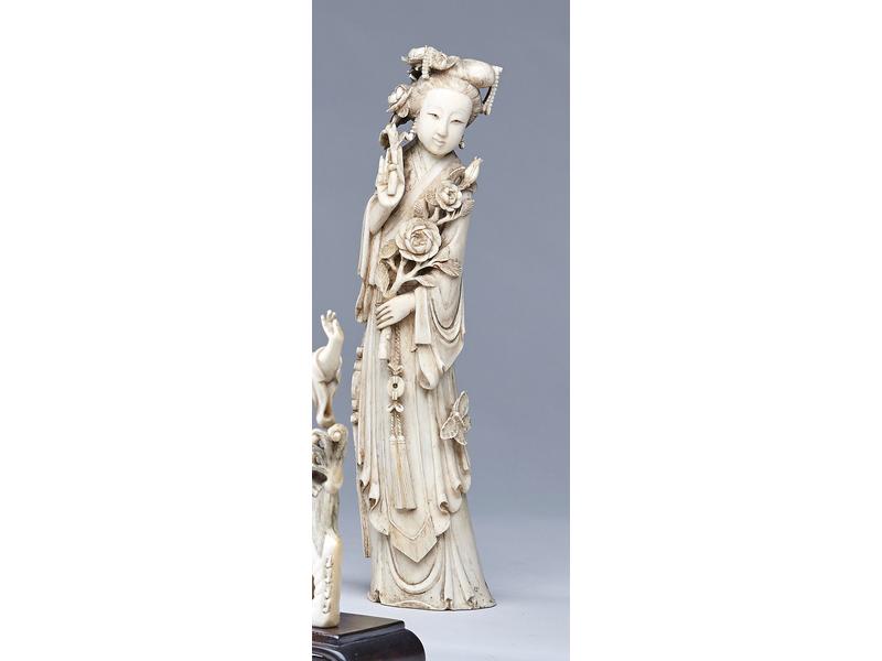 GWAN'YN en ivoire sculpté avec bouquet de...
