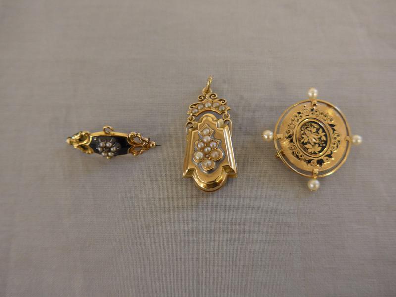 BROCHE ET PENDENTIF articulé en or jaune...