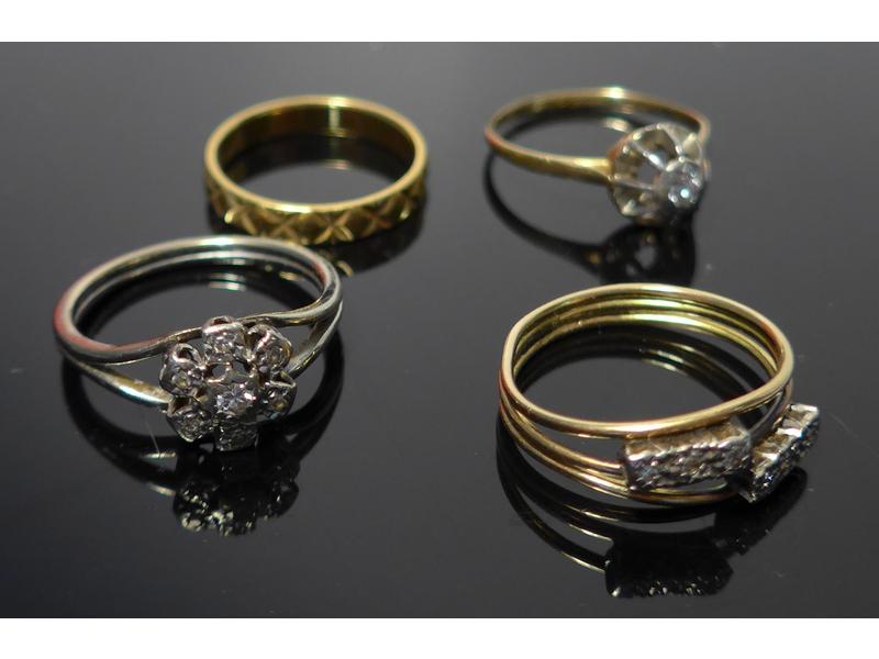 LOT DE QUATRE BAGUES en or (750), dont une...