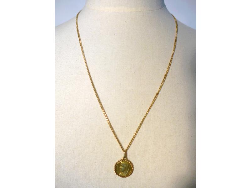 MEDAILLE et CHAÎNE en or jaune (750). Long....