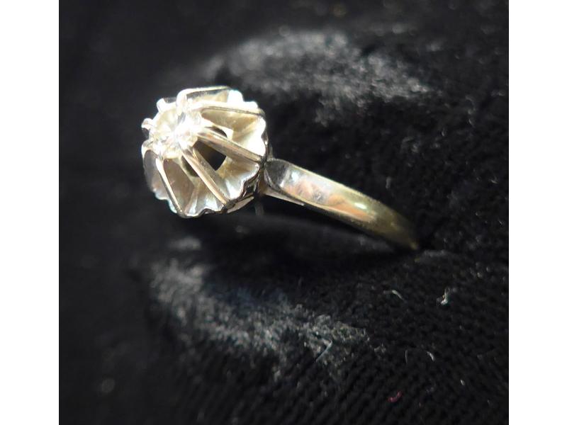 BAGUE soliatire en or blanc (750) ornée d'un...