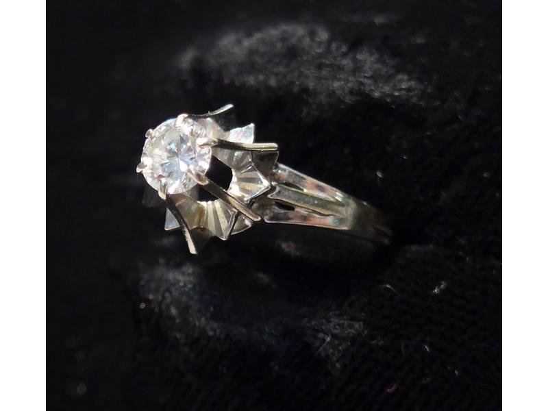 BAGUE solitaire en or blanc (750) ornée d'un...