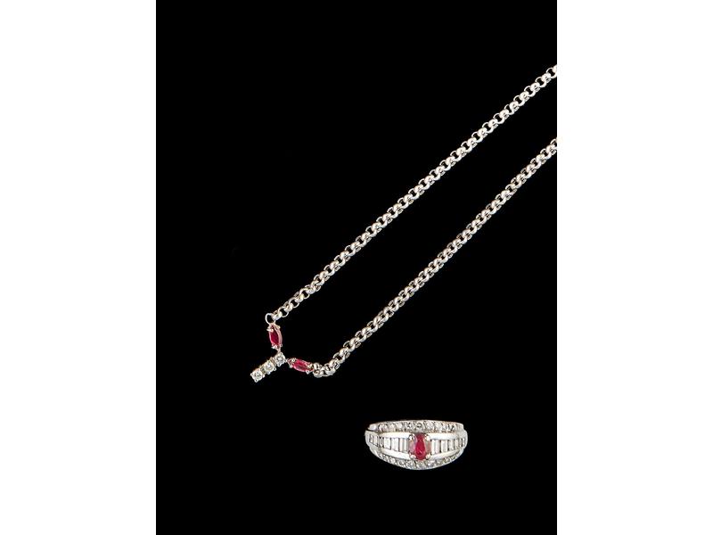 BAGUE et COLLIER en or (750), la première...