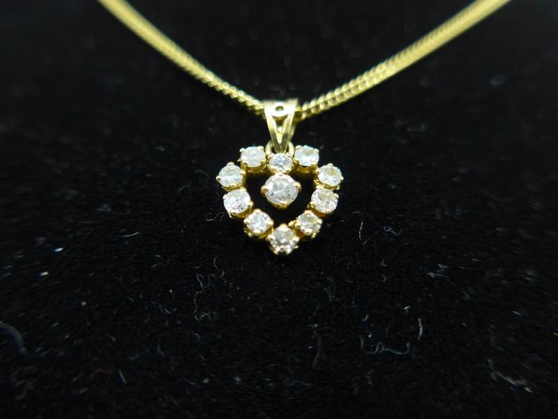 CHAÎNE et son PENDENTIF en or jaune (750)...