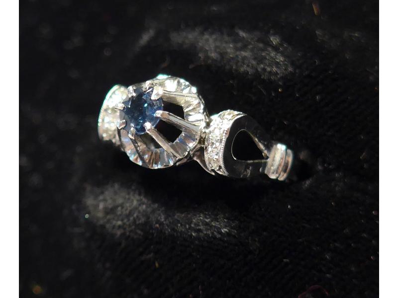 BAGUE en platine sertie d'un petit saphir...