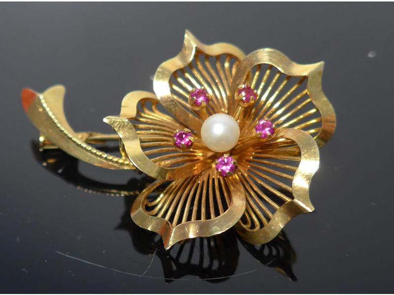 BROCHE FLEUR en or jaune (750) à pétales...