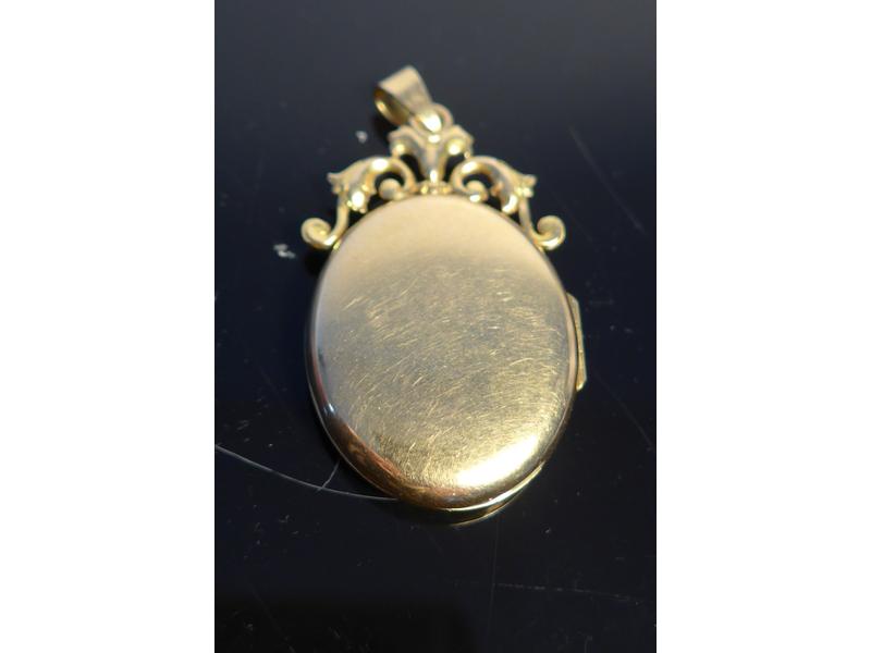 PENDENTIF MEDAILLON ovale ouvrant en or jaune...