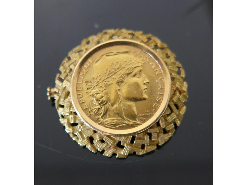 BROCHE RONDE en or jaune (750) sertie d'une...