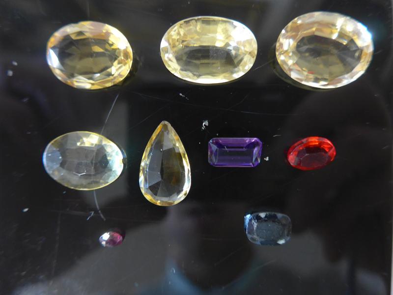 LOT de citrines, améthyste, verres, grenat...