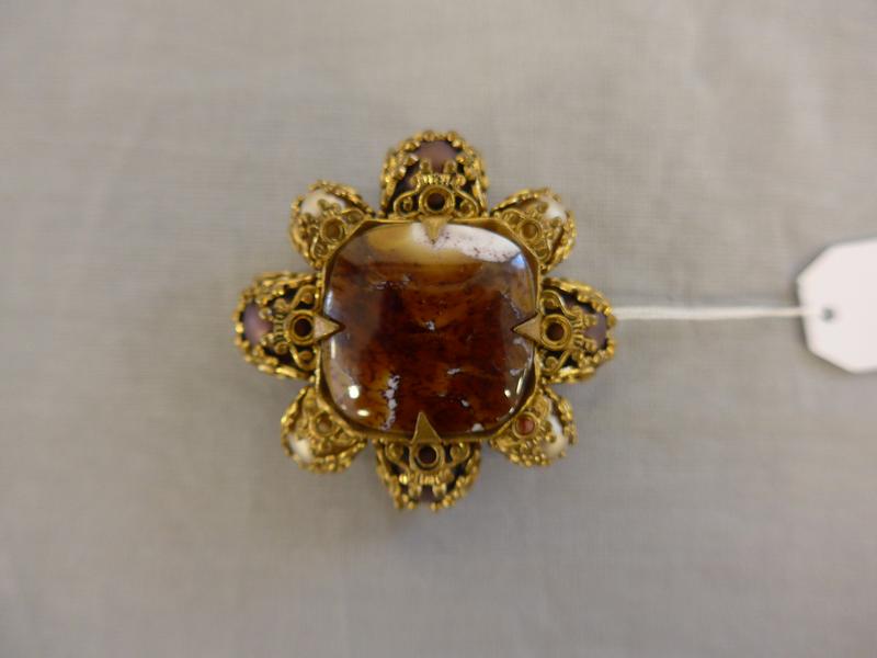 BROCHE pendentif ronde en métal doré sertie...