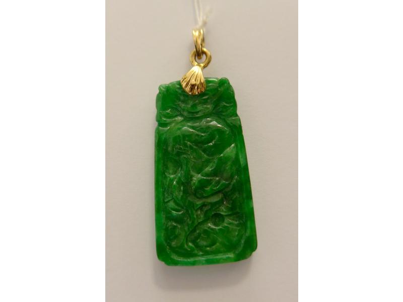 PENDENTIF en jade épinard, et boucle en or...