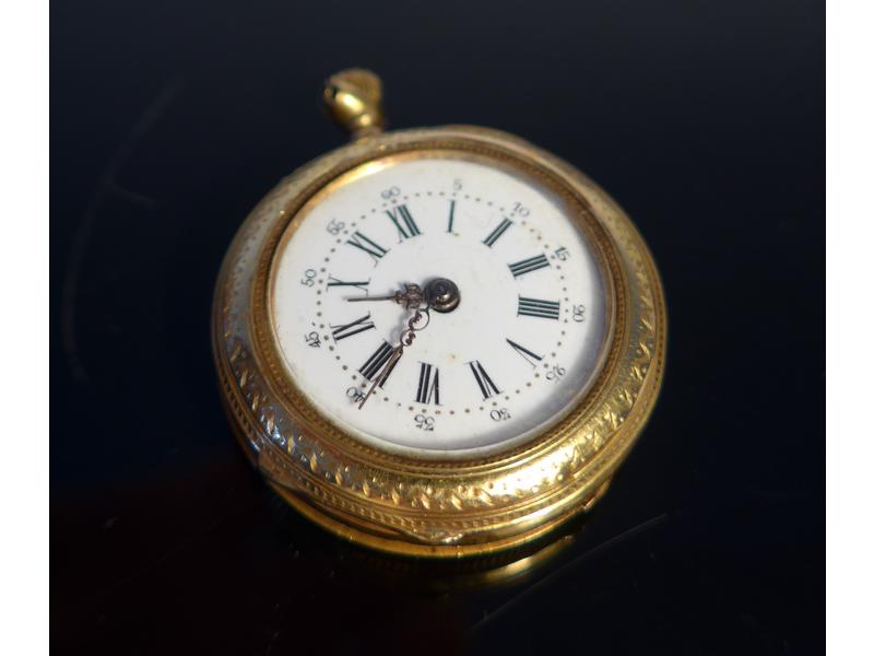MONTRE DE COL en or jaune (750) à double...