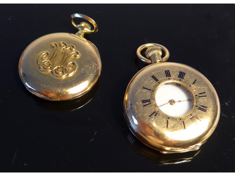 DEUX MONTRES DE COL en or jaune (750) mécaniques,...