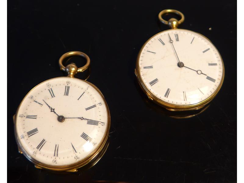DEUX MONTRES DE COL en or jaune (750) à clé,...