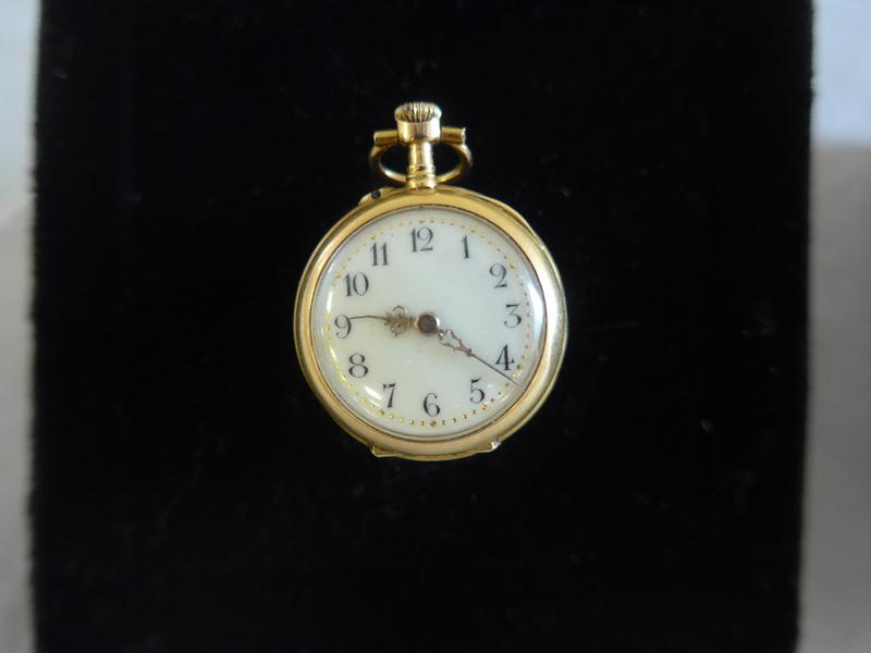 MONTRE DE COL en or jaune (750), sertie de...