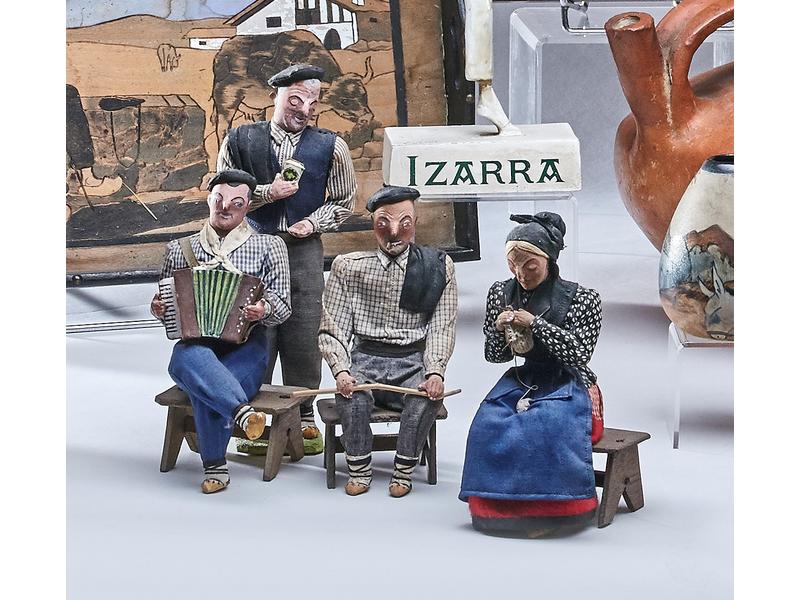 QUATRE SANTONS BASQUES en tissus et bois...