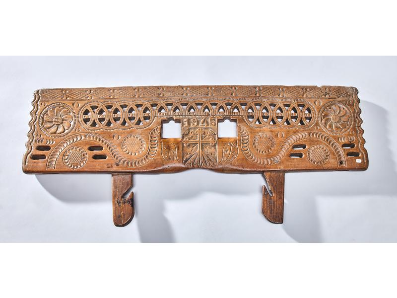 JOUG DE BOEUFS en bois sculpté et gravé,...
