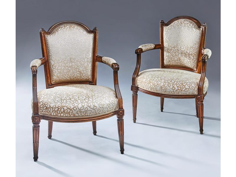 PAIRE DE FAUTEUILS à dossier cabriolet en...