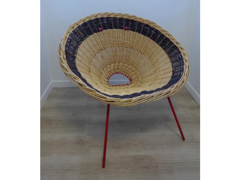 FAUTEUIL rond en rotin à bande noir, piétement...