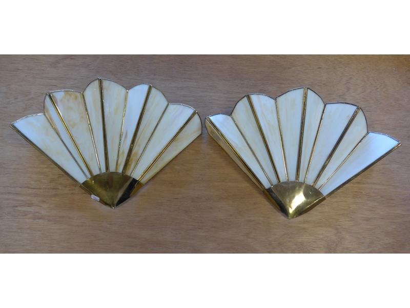 PAIRE D'APPLIQUES en pâte de verre blanche...