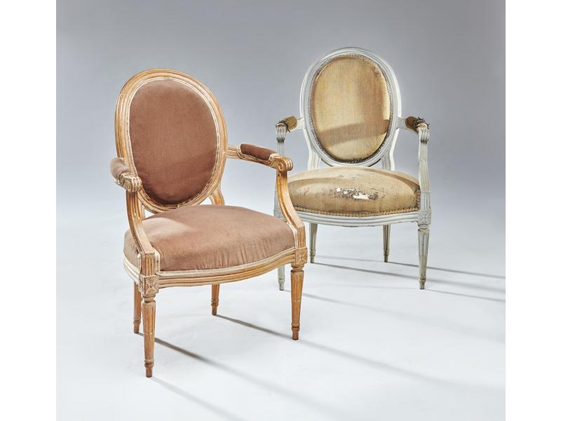 PAIRE DE FAUTEUILS à dossiers médaillons...