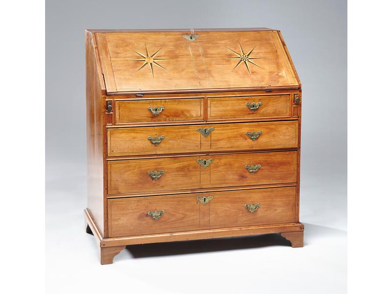 BUREAU DE PENTE en noyer et placage de noyer...