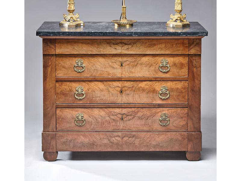 COMMODE en ronce de noyer façon acajou, ouvrant...