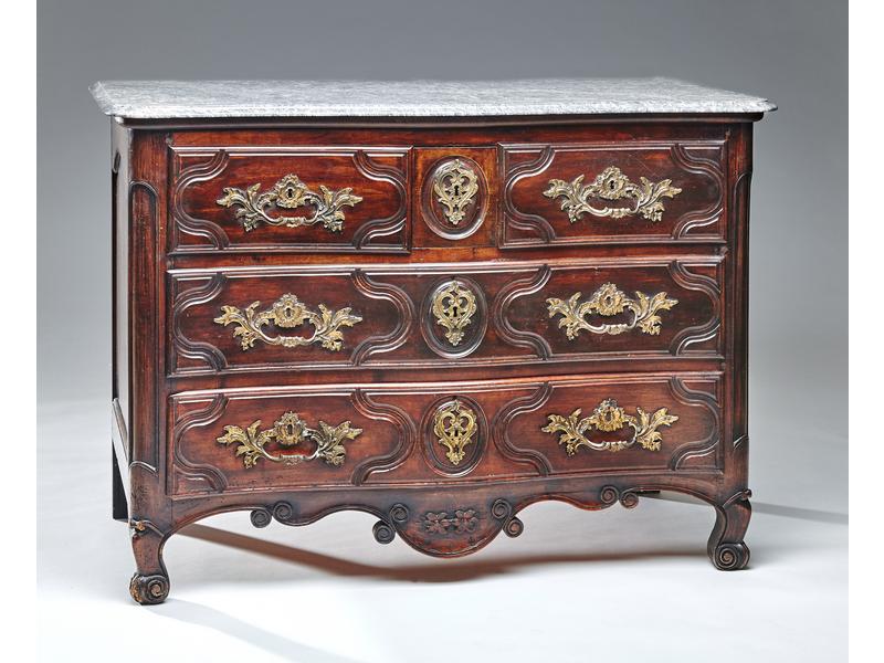 COMMODE à façade légèrement arbalète en chêne...