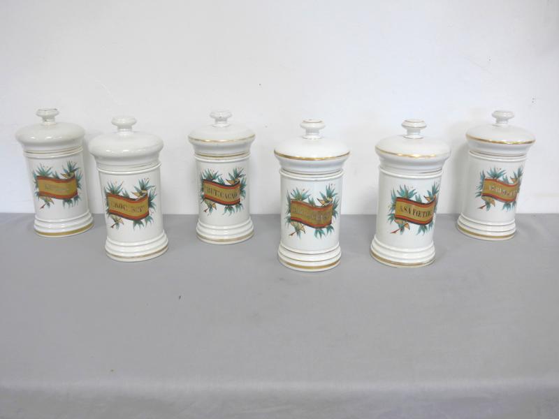 SIX POTS A PHARMACIE en porcelaine blanche...