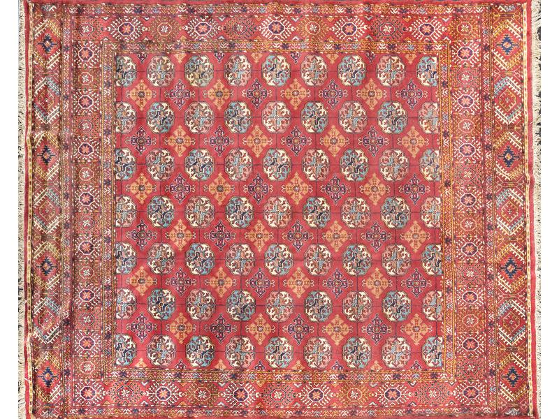 GRAND TAPIS carré en laine à décor polychrome...